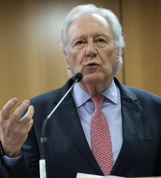 PF faz operação e mira suspeito de criar perfil falso de Lewandowski