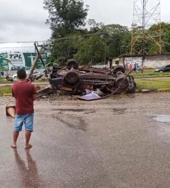 Viatura da PRF colide com poste e agentes ficam presos nas ferragens, em Castanhal