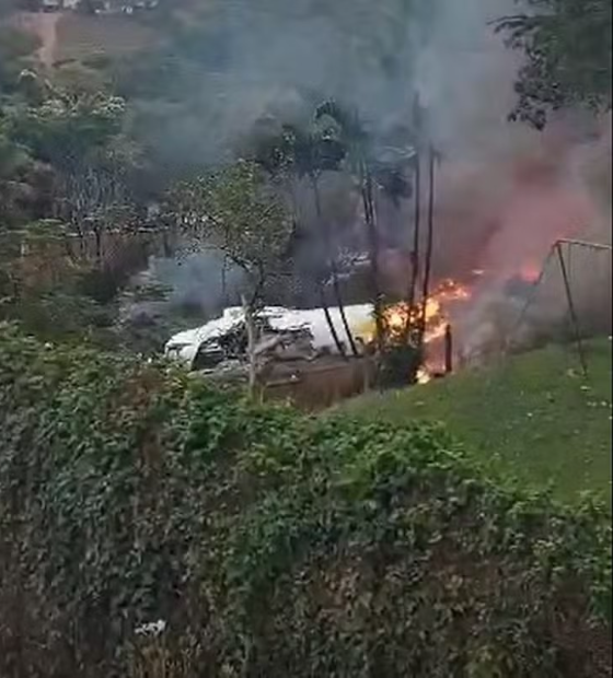 Avião com 62 pessoas cai em área residencial em Vinhedo (SP); não há sobreviventes