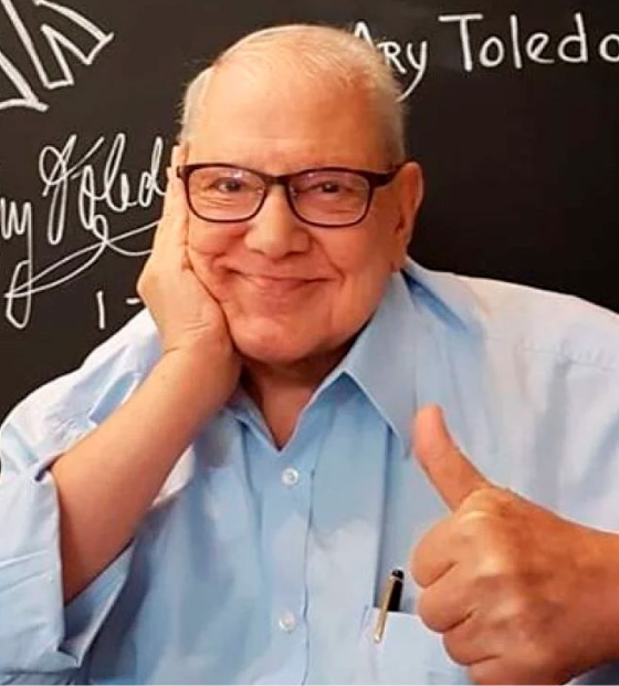 Percursor da comédia brasileira, Ary Toledo, ícone da TV e do teatro, morre aos 87 anos