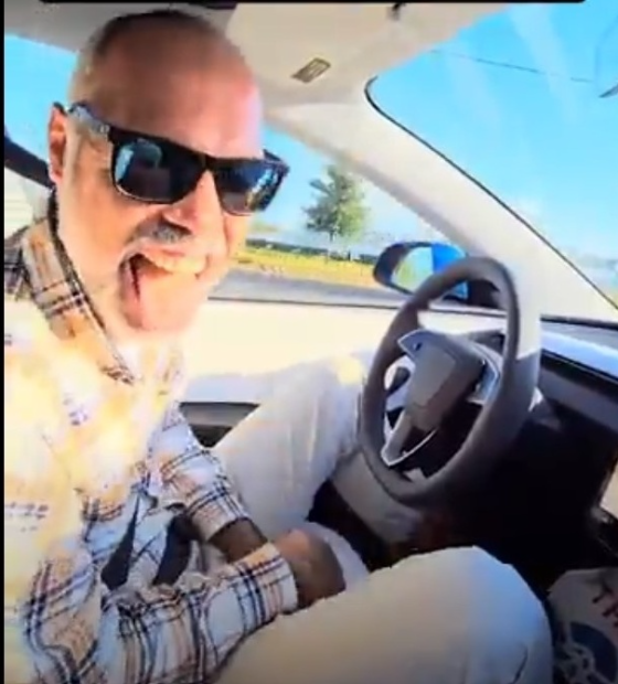 Allan dos Santos, foragido da Justiça brasileira, vira motorista de aplicativo nos EUA