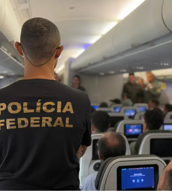 Avião da Força Aérea com deportados dos EUA pousa no Brasil com 88 pessoas
