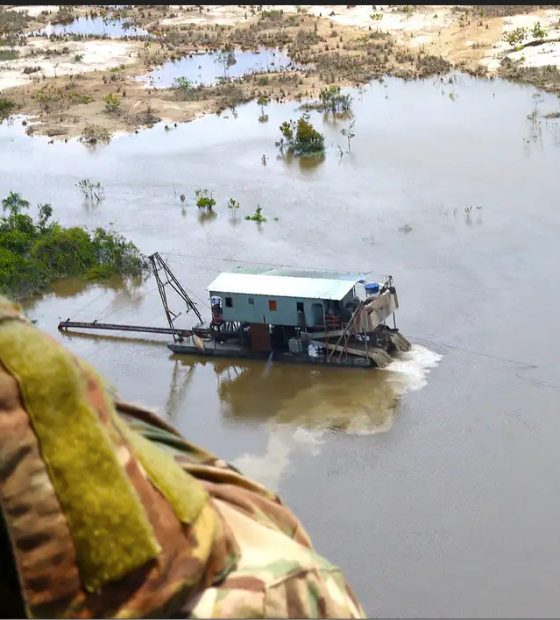 Greenpeace Brasil flagra 130 balsas no Rio Madeira e denuncia retomada do garimpo na região