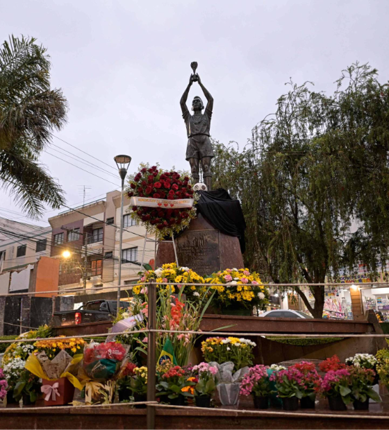 Projeto na Câmara de Três Corações pede retirada de homenagens a Pelé na cidade