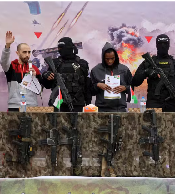 Hamas entrega os primeiros 2 dos 6 reféns israelenses a serem libertados na última troca