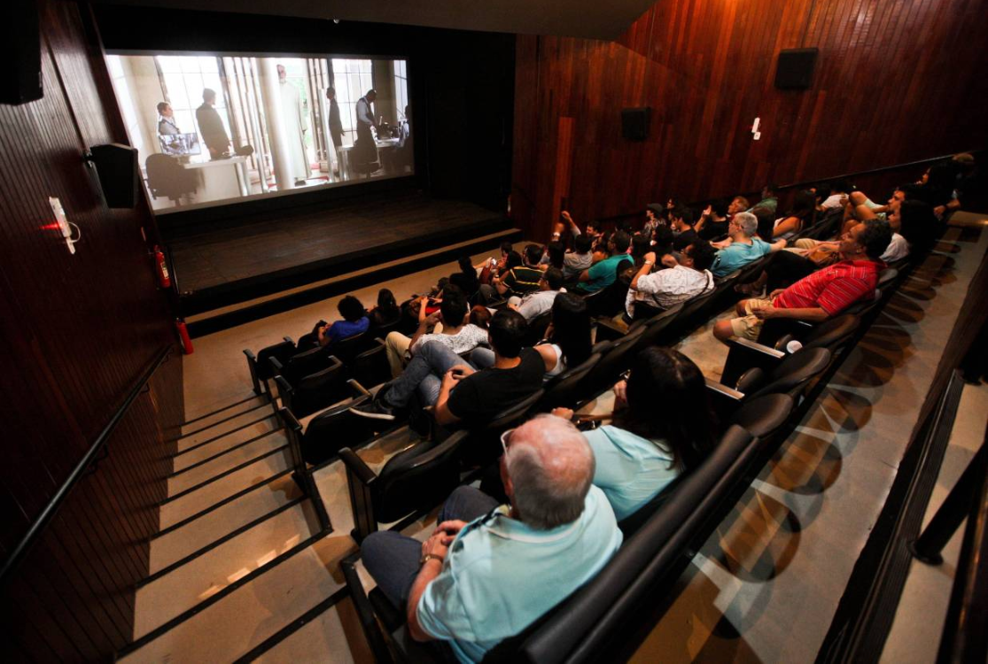 Com futuro ameaçado pela burocracia e o risco de privatização, cinema pede socorro