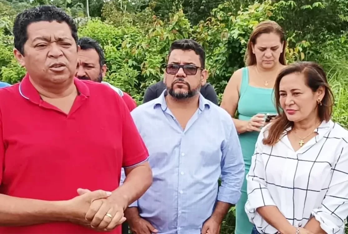 Ponte frágil desafia estudantes, enquanto os políticos ensaiam promessas e lixo