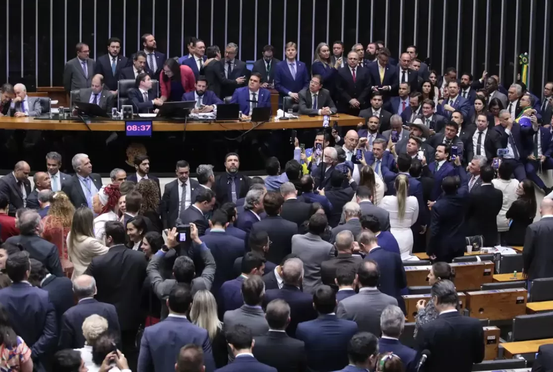 Câmara aprova urgência para projeto de anistia que beneficia Bolsonaro