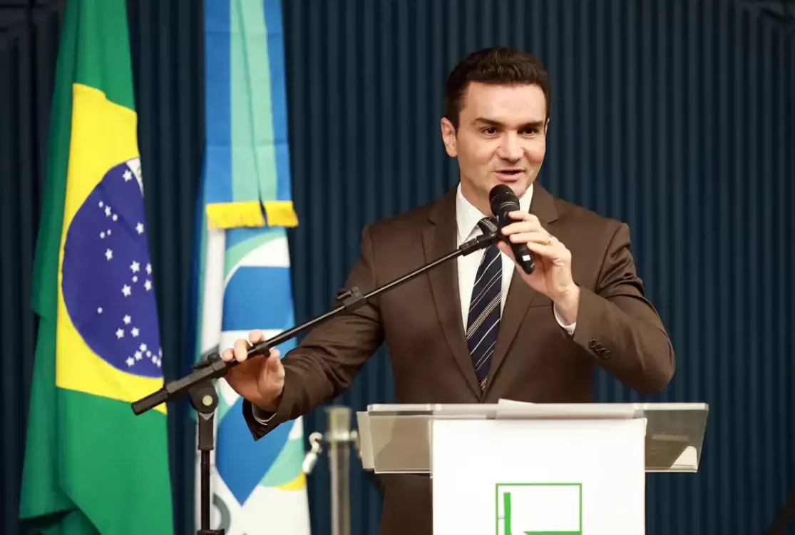 Aliados tentam adiar saída de Sabino, mas PT e PDT já disputam vaga