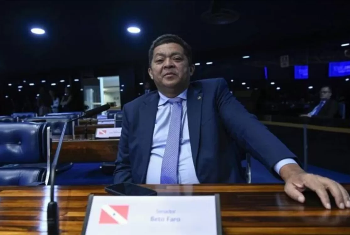Cassado, mas nem tanto, senador reina no PT e segue faturando no Senado