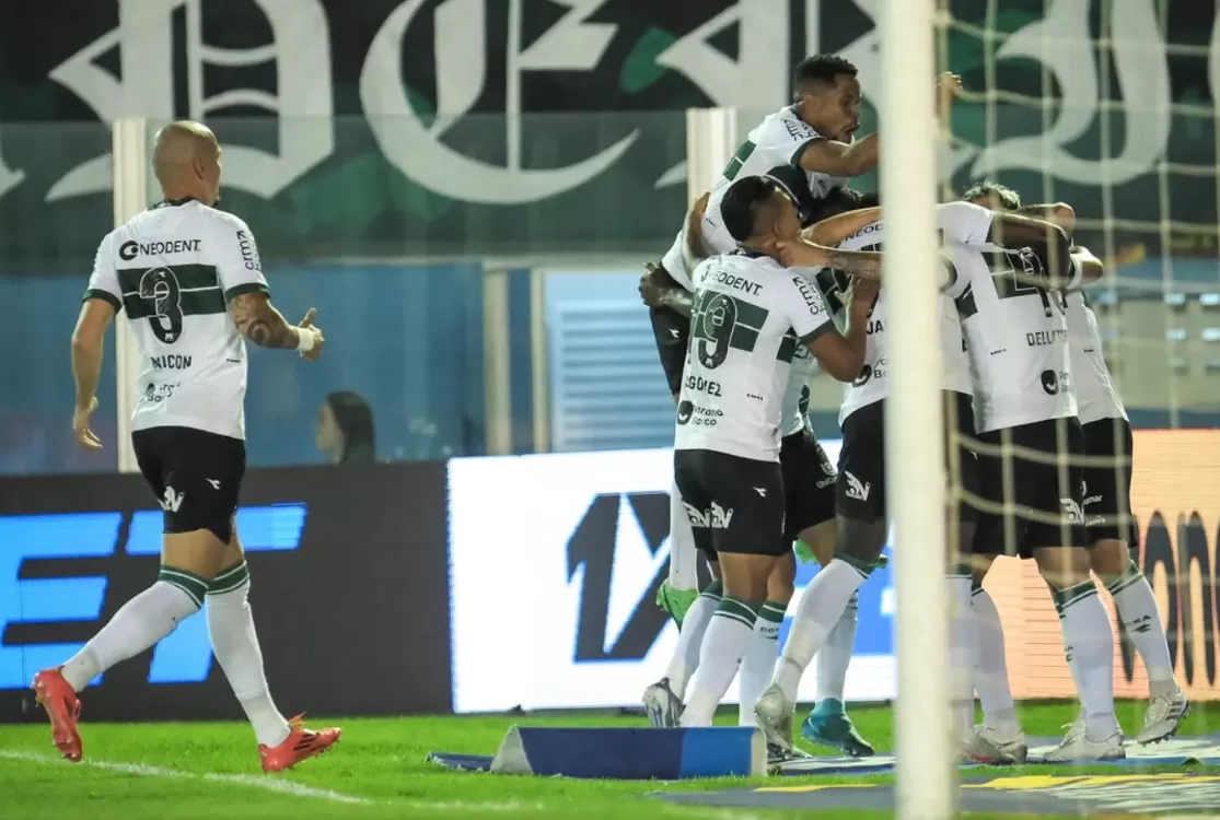 Paysandu perde para o Coritiba e torcida ironiza resultado prejudicial ao Remo