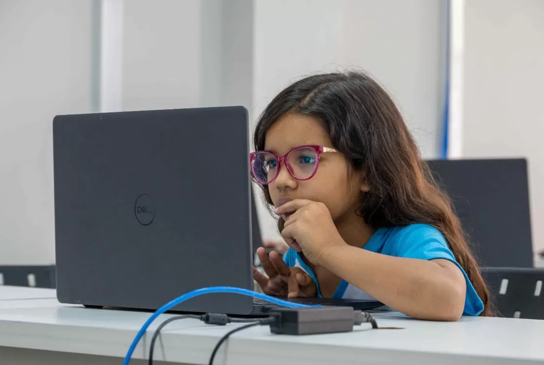 Governo define novos critérios de classificação e deve vetar chats de IA para crianças