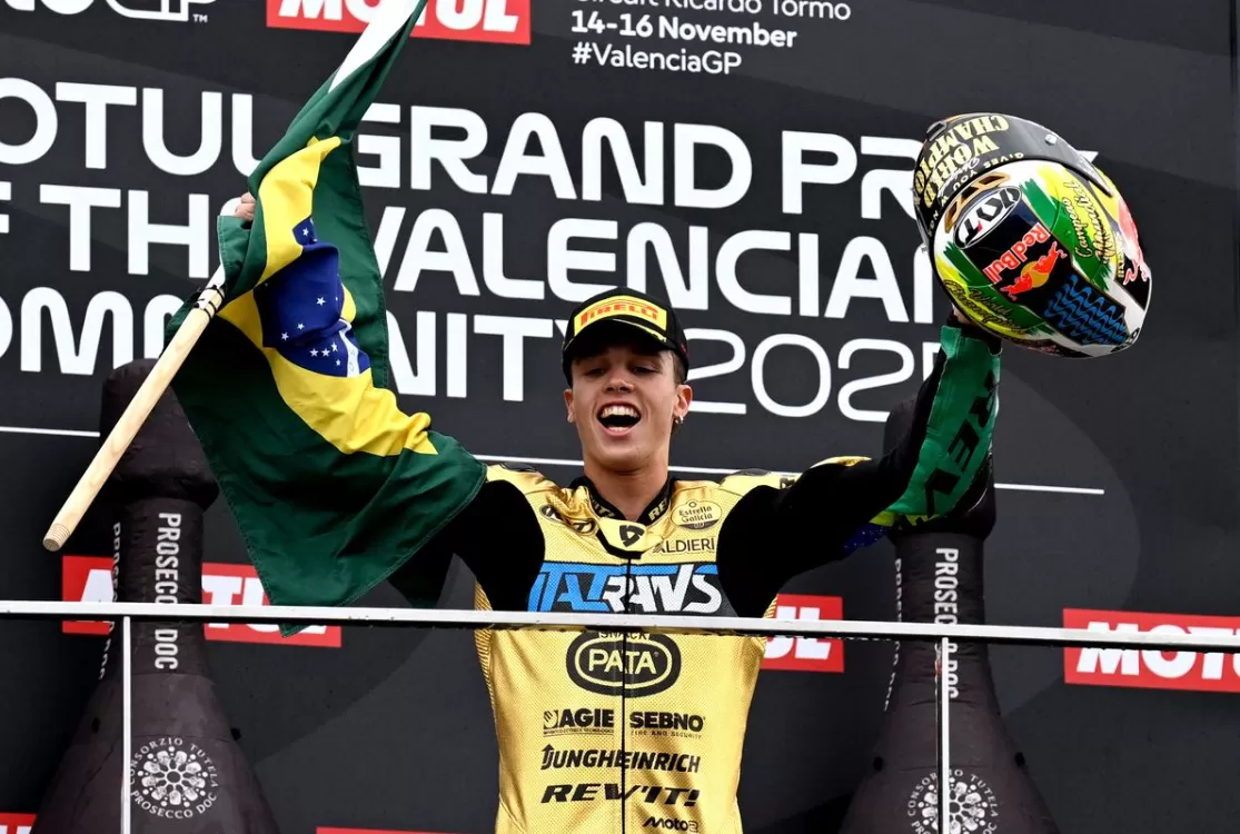 Diogo Moreira é campeão da Moto2 e leva o Brasil ao primeiro título na motovelocidade
