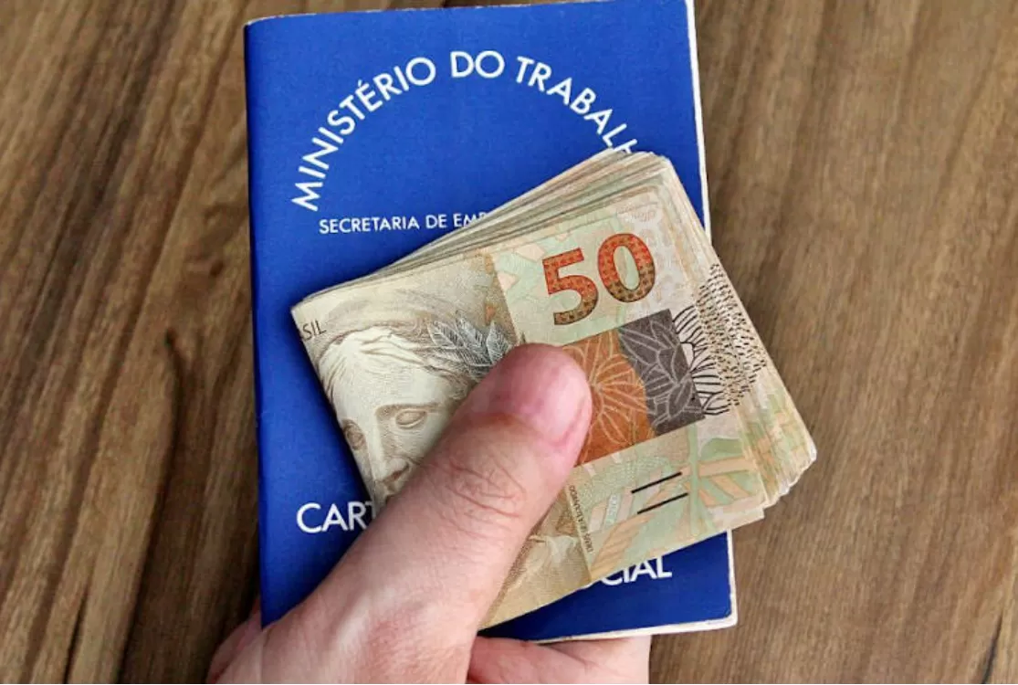 Primeira parcela do 13º salário deve ser paga até esta sexta-feira, 28