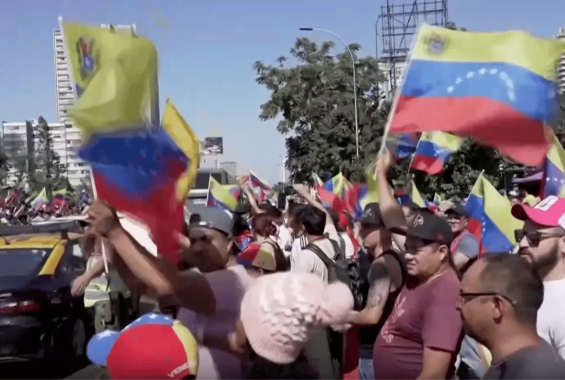 Comunidade venezuelana comemora captura de Maduro no Chile e na Flórida