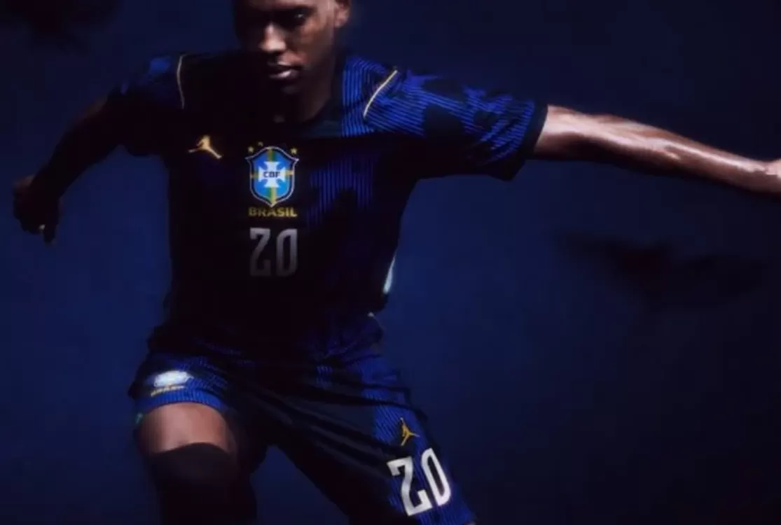 Seleção brasileira lança camisa azul para a Copa com logo da marca de Michael Jordan