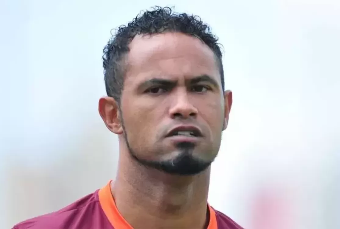 Goleiro Bruno tem pedido de liberdade condicional negado pela Justiça e continua foragido