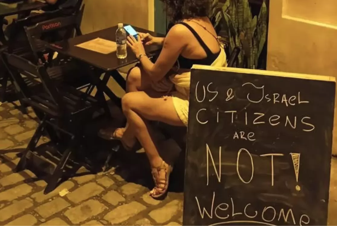 Bar no Rio é multado por placa com aviso contra americanos e israelenses
