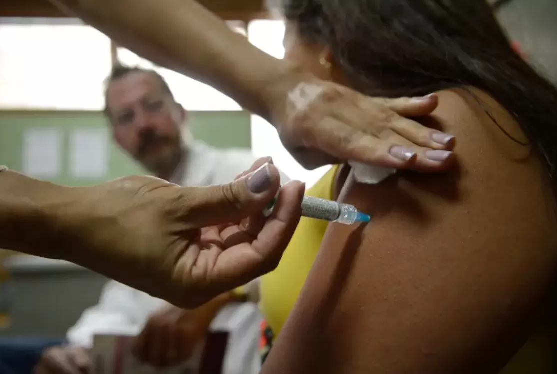 Lei obriga empresas a informar funcionários sobre vacinação e folga para exames