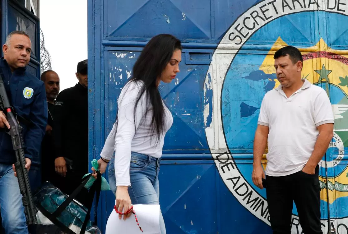 Monique Medeiros, mãe do menino Henry Borel, se entrega à polícia 1 mês após ser solta