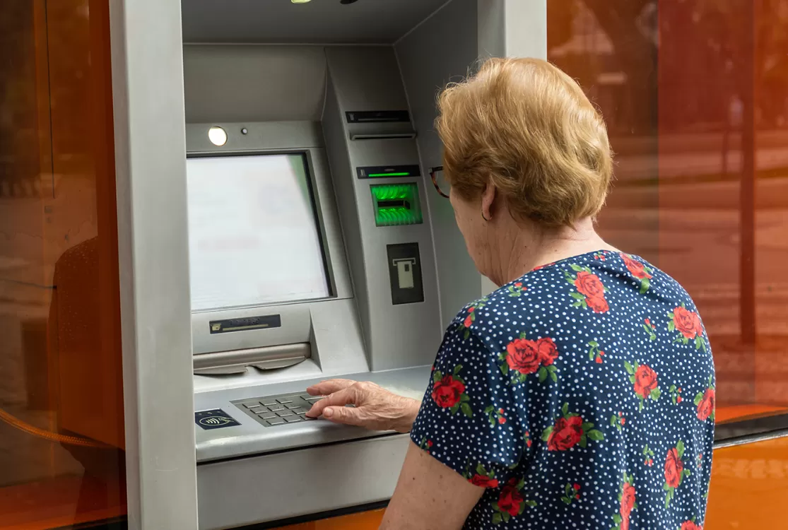 Aposentados e pensionistas do INSS começam a receber 13º nesta sexta, 24