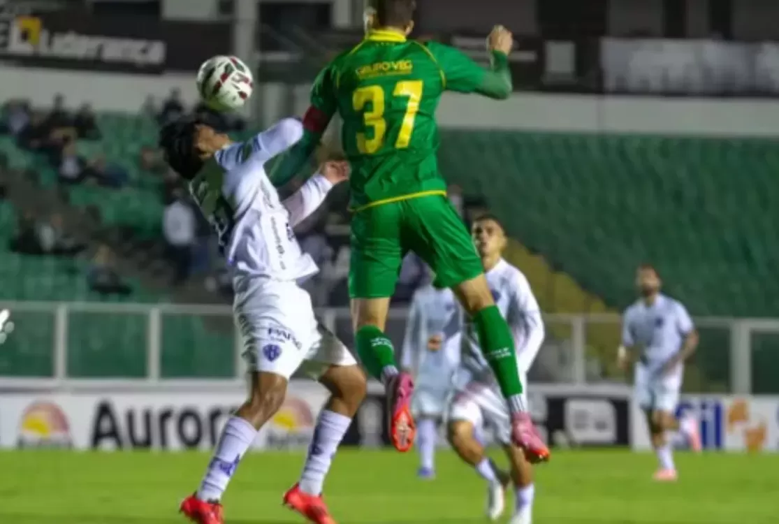 Paysandu tem dois expulsos, sofre virada do Figueirense e cai para 3º na Série C