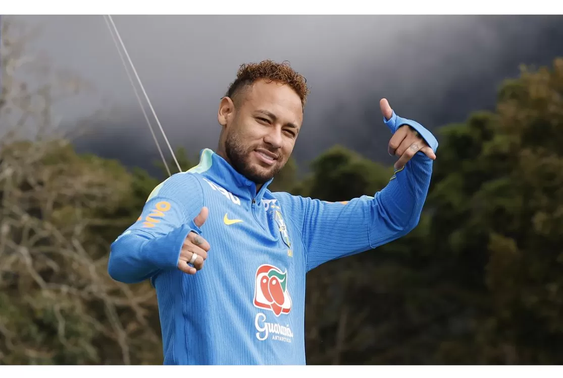 Neymar vai a campo e faz atividade pela primeira vez depois de 30 dias