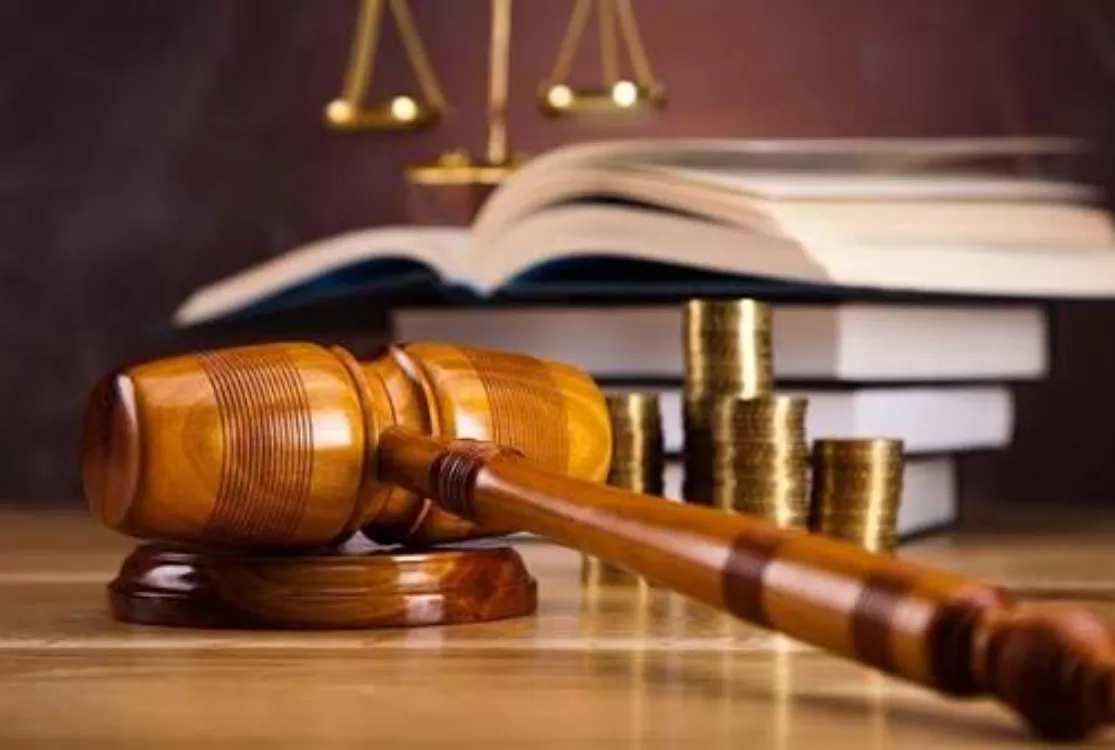 Justiça condena pais a indenizar filho expulso por orientação sexual