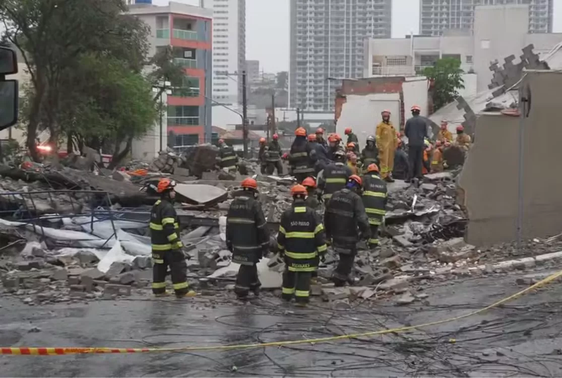 Desabamento em São Paulo deixa seis mortos; bombeiros encerram buscas