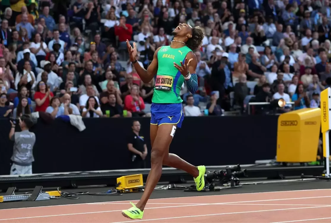 Alison dos Santos vence mundial em Budapeste e amplia hegemonia na temporada