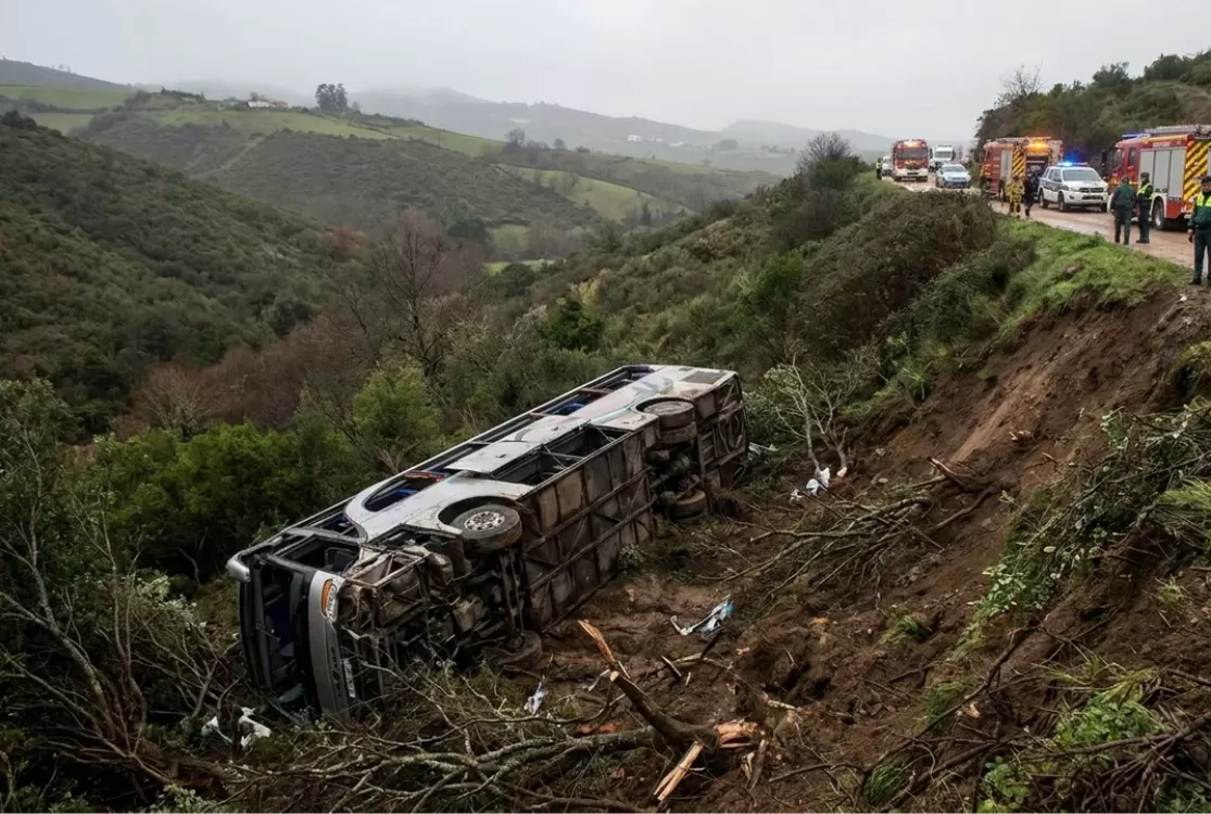 Ônibus que seguia para Aparecida cai em ribanceira e deixa ao menos 6 mortos