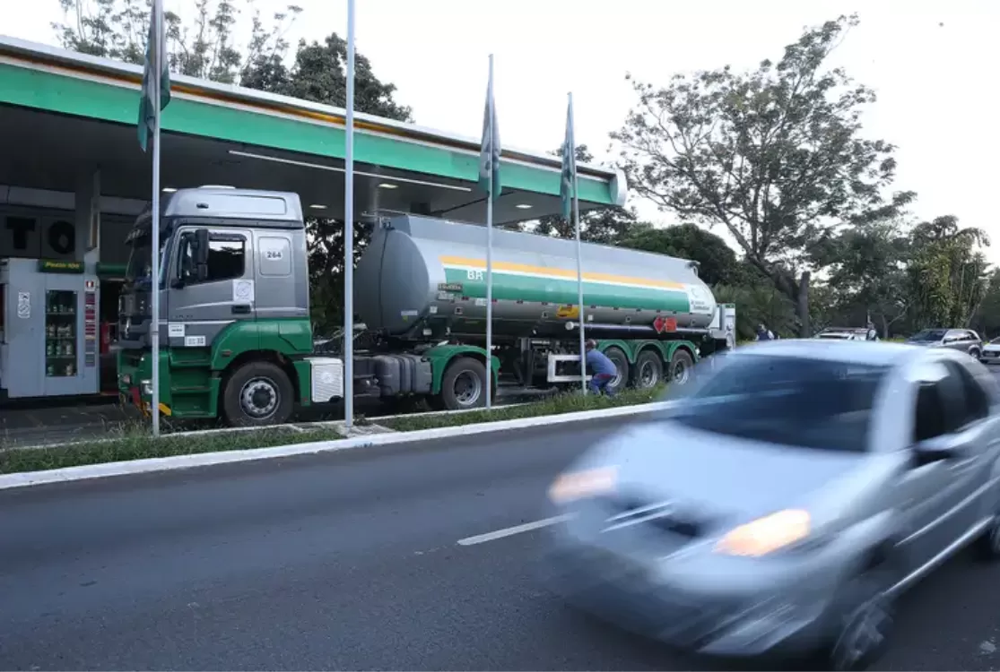 Governo prorroga subvenção ao diesel em R$ 2,12 por litro por 30 dias
