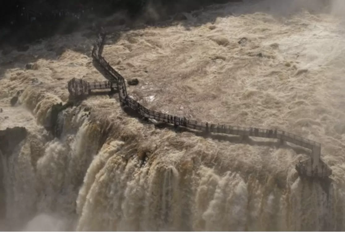 Vazão recorde das Cataratas do Iguaçu gera interdição de passarela para visitantes