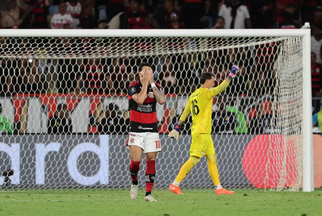 Flamengo é eliminado pelo Estudiantes em noite de público recorde no Maracanã