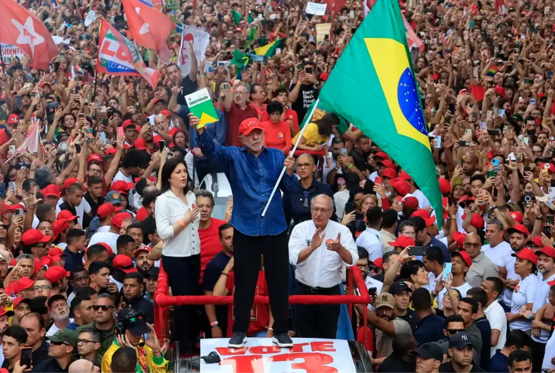 Lula é reeleito presidente do Brasil em virada histórica sobre Flávio Bolsonaro