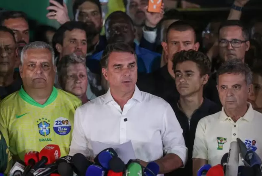 Flávio Bolsonaro se nega a reconhecer derrota e diz que pedirá anulação da eleição