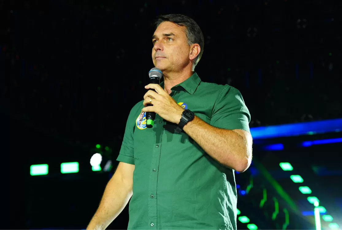 PF rastreia fronteiras após suposta fuga de Flávio Bolsonaro para os EUA