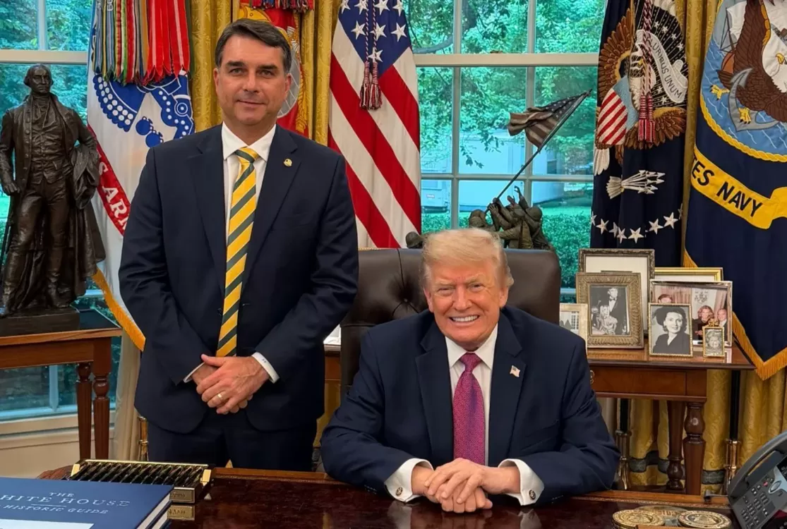 Imprensa internacional repercute saída de Flávio Bolsonaro do Brasil após eleições
