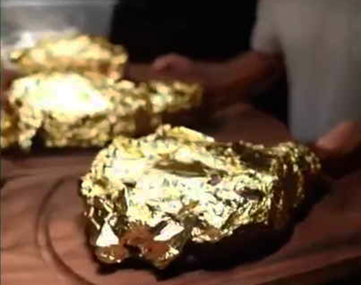Read more about the article Líder comunista do Vietnã é flagrado comendo filé com ouro no mesmo restaurante que encantou Jader