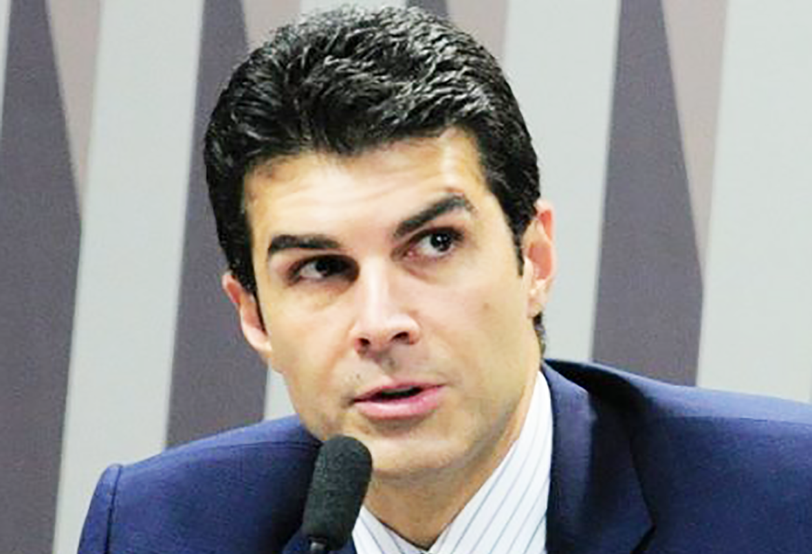 Read more about the article Secretário de Segurança atua como “bombeiro” no incêndio provocado por Helder no “Renato Chaves”