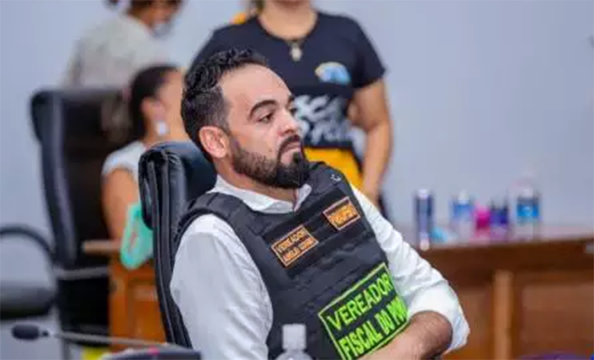 Read more about the article Ex-vereador que atribuiu “propriedade do próprio rabo”  ao deputado Chamonzinho é candidato e quer “vingança”