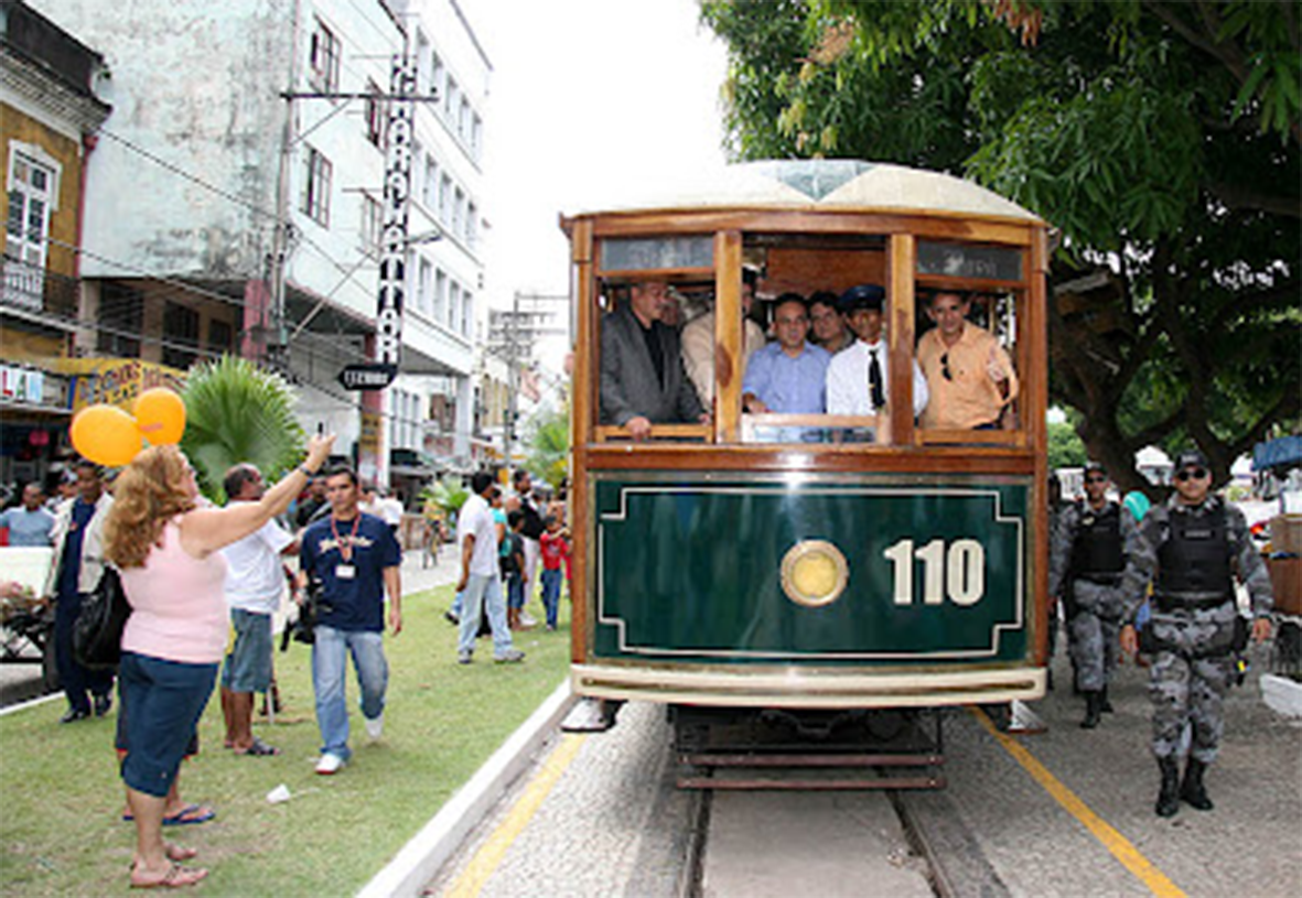 Read more about the article Prova de que vive no “mundo da lua”, prefeito insiste em recolocar bondinho nos trilhos no centro de Belém