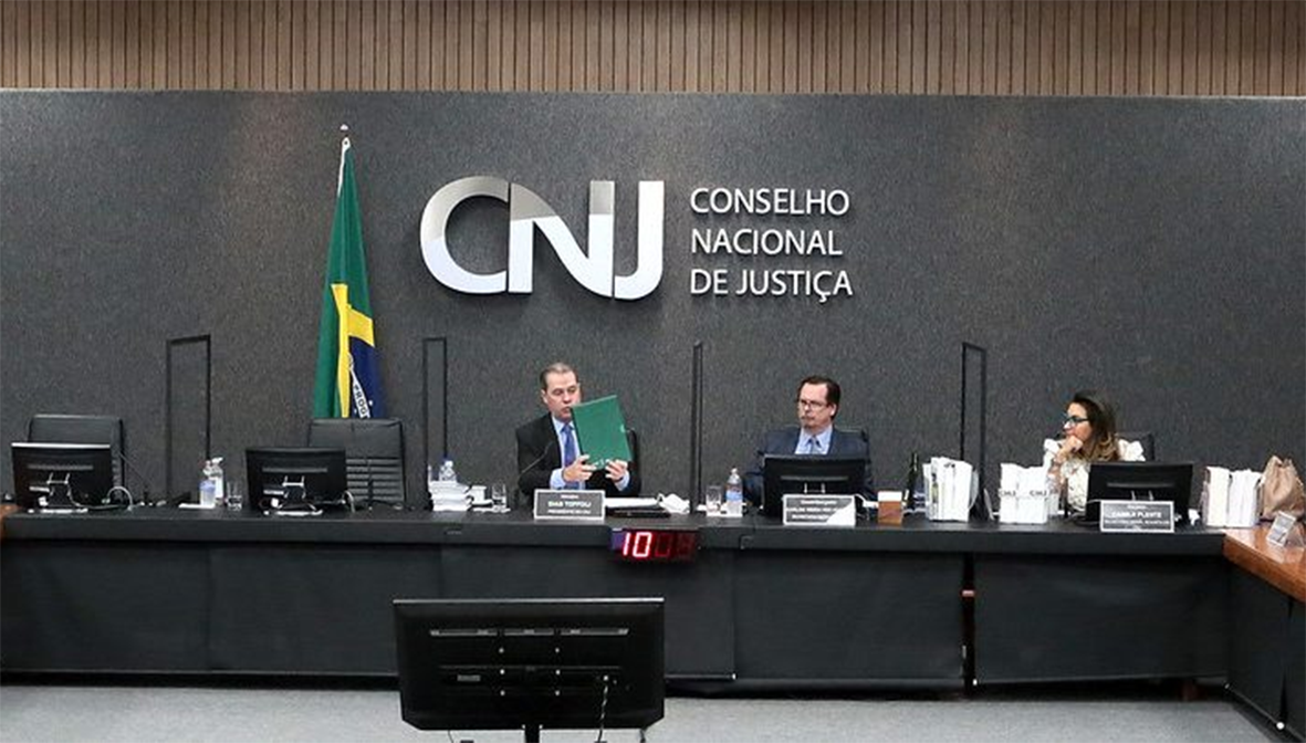 Read more about the article CNJ autoriza tribunais a contratarem “estagiários de luxo”.  Medida retira funções de servidores e alerta o Judiciário.