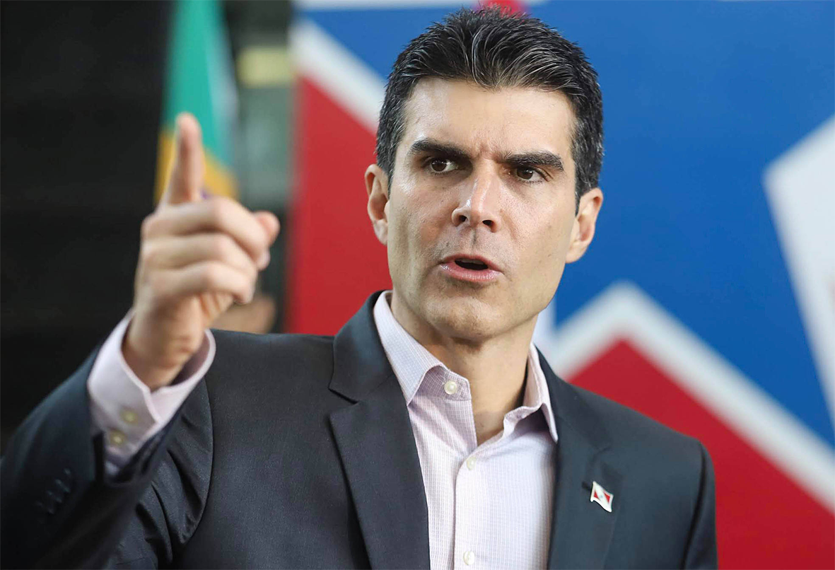 Read more about the article Helder desmonta esquema no Sistema Penitenciário,  destrona Jarbas e nomeia homem de confiança