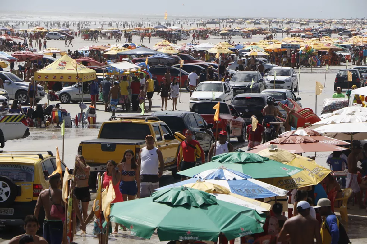 Read more about the article Maré alta vence de braçadas Centro de Controle da Segup na Praia do Atalaia; até caminhão guincho foi ‘engolido’