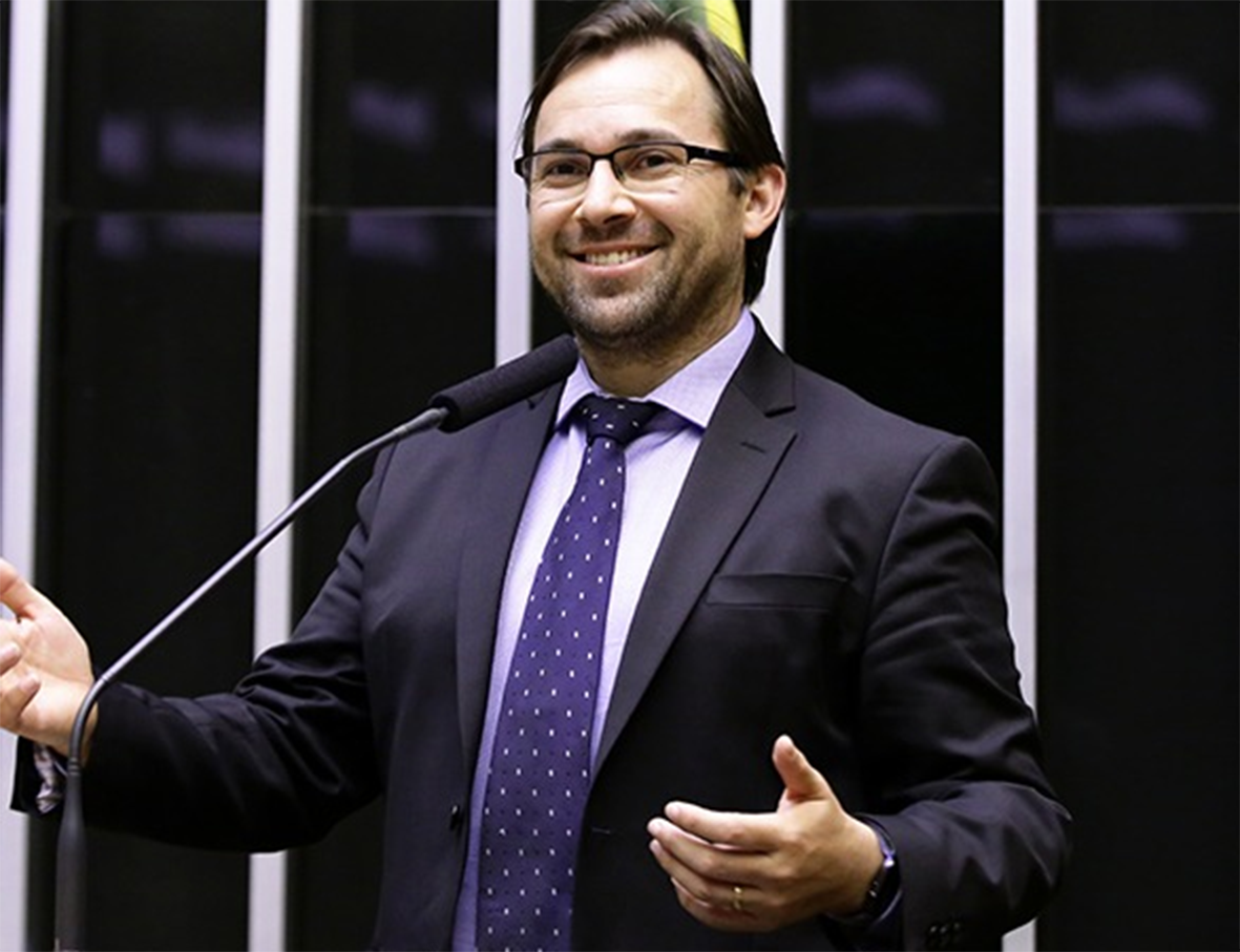 Read more about the article Deputado reúne servidores, pede votos, traça estratégia para reeleição, distribui material e ainda posta nas redes sociais