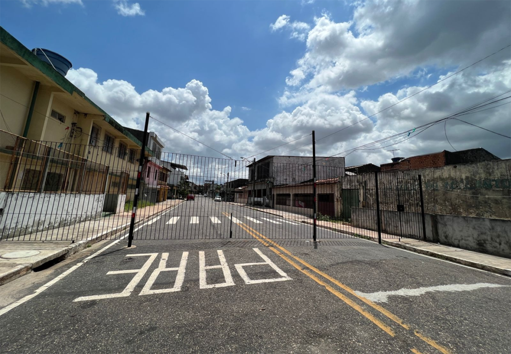 Jogar bola na rua é proibido pela Lei de Trânsito