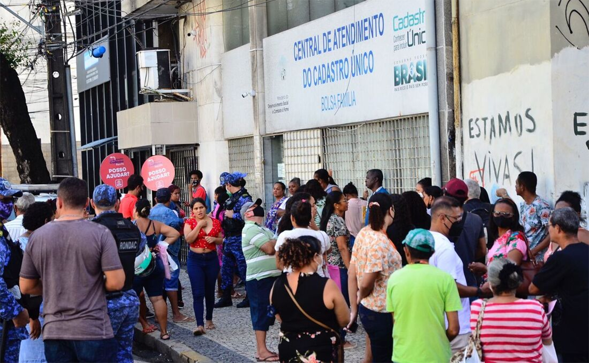 Read more about the article Na Belém do atraso, usuários do CadÚnico dormem em filas para atualizar dados, enquanto prefeitura permanece offline