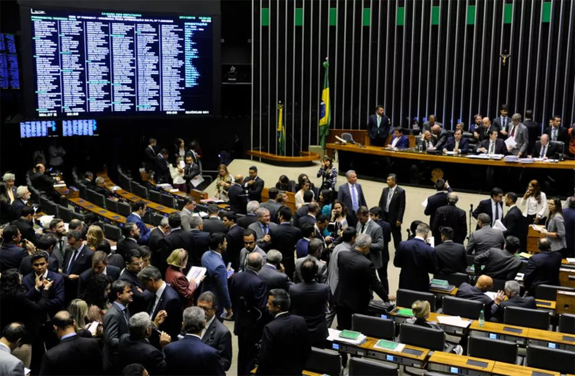 Read more about the article Câmara alopra, aprova mudanças na Leis das Estatais e libera Mercadante para a presidência do BNDES