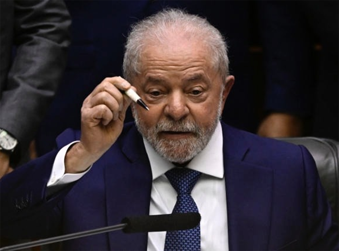 Read more about the article Apontado como quem deu a ‘caneta da posse’ a Lula, uma Mont Blanc de R$7 mil, ‘Fernando PT’ põe pulguinha atrás das orelhas dos internautas